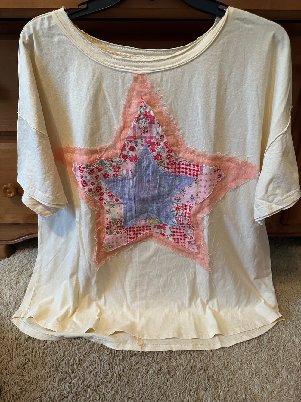 EASEL T W/PATCHWORK STAR APPLIQUÉ